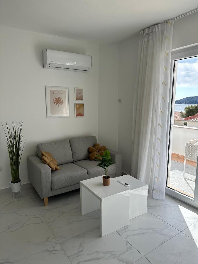Seaside Apartments With A Swimming Pool Okrug Donji, Ciovo - 5244 Donji Okrug  Exterior photo